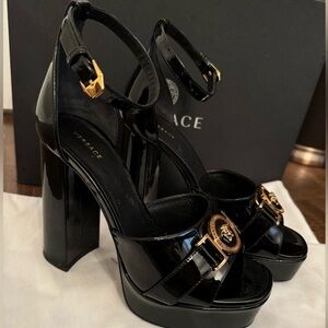 🤩 SOLD🤩 Versace Black Medusa Platform shoe sandal heel size 35